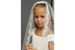 1472 Chantilla Lace Mantilla